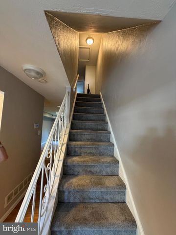 32 DORA DR, Media, PA 19063