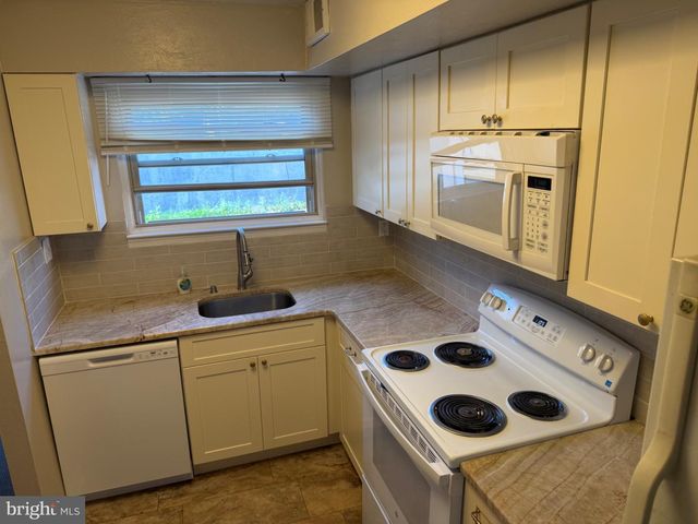32 DORA DR, Media, PA 19063