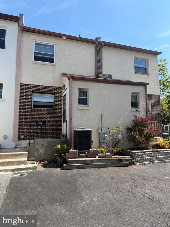 32 DORA DR, Media, PA 19063