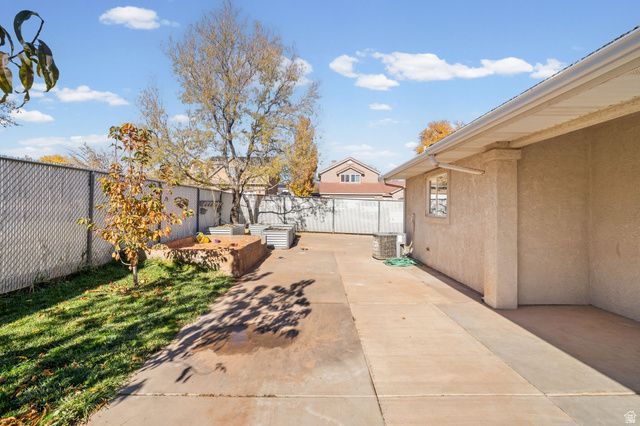 485 N 800 E, Washington, UT 84780
