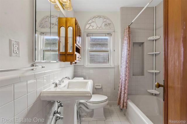 6720 N LAFAYETTE Street, Dearborn Heights, MI 48127