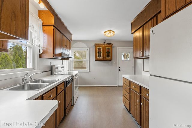 6720 N LAFAYETTE Street, Dearborn Heights, MI 48127