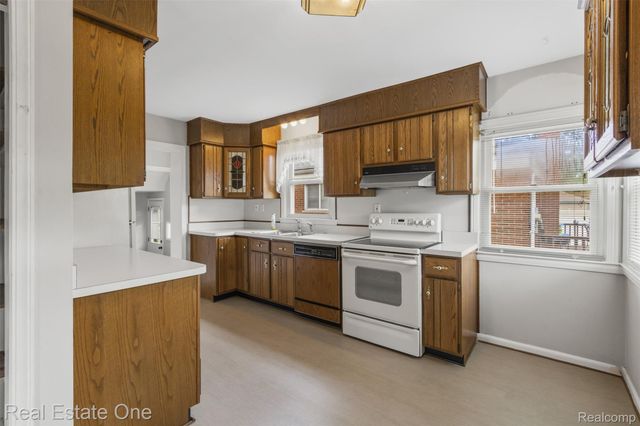 6720 N LAFAYETTE Street, Dearborn Heights, MI 48127