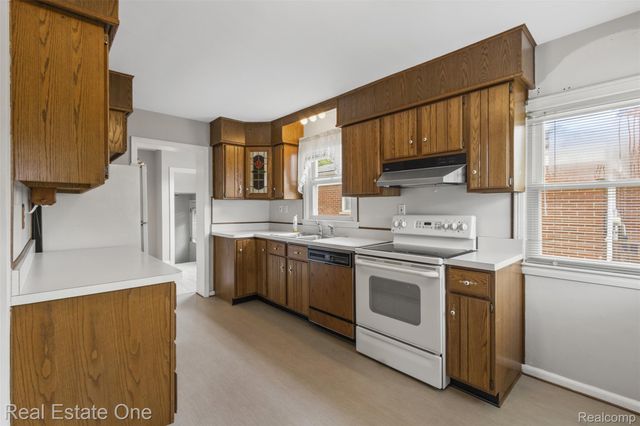 6720 N LAFAYETTE Street, Dearborn Heights, MI 48127