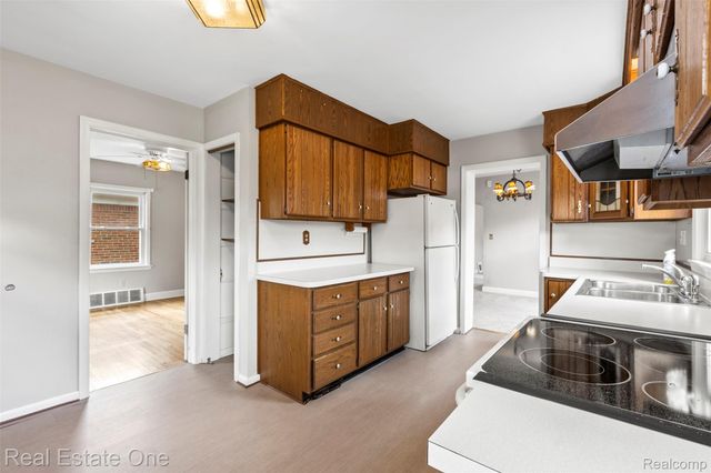 6720 N LAFAYETTE Street, Dearborn Heights, MI 48127