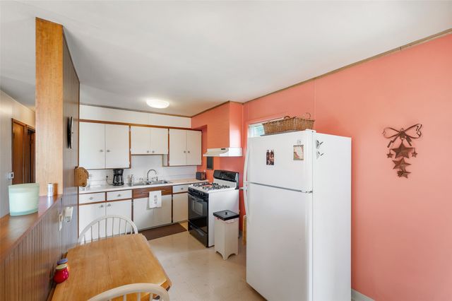 2021 E 22nd Street, Des Moines, IA 50317