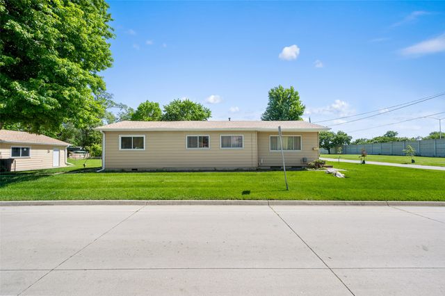 2021 E 22nd Street, Des Moines, IA 50317
