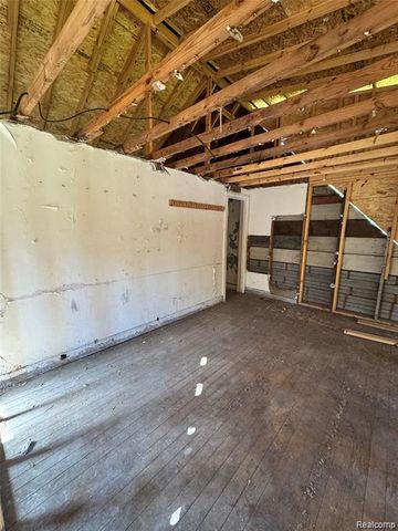 20860 Ridgemont Road, Harper Woods, MI 48225