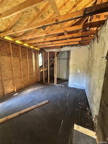 20860 Ridgemont Road, Harper Woods, MI 48225