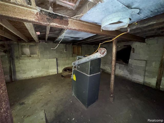 20860 Ridgemont Road, Harper Woods, MI 48225