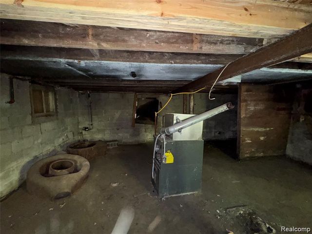 20860 Ridgemont Road, Harper Woods, MI 48225