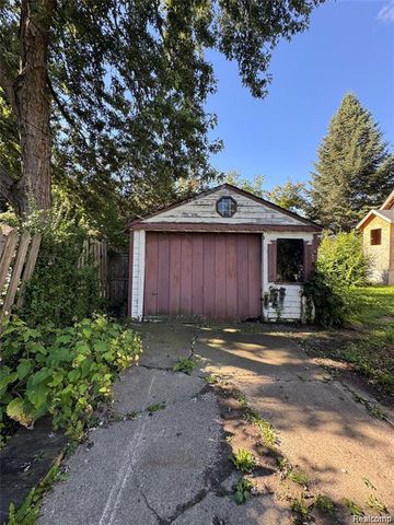 20860 Ridgemont Road, Harper Woods, MI 48225