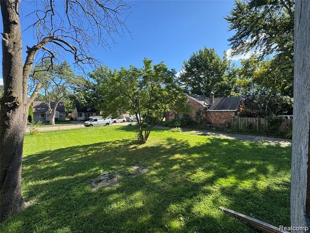 20860 Ridgemont Road, Harper Woods, MI 48225