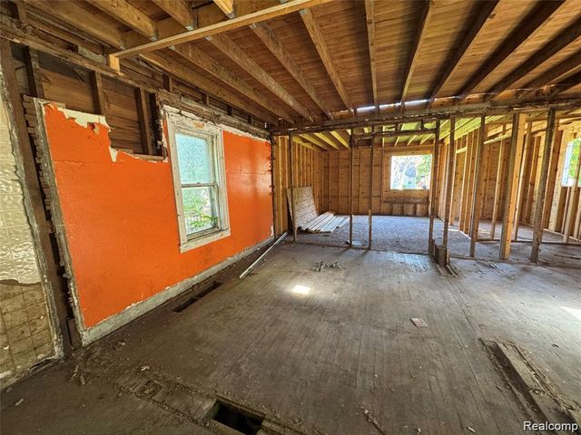 20860 Ridgemont Road, Harper Woods, MI 48225