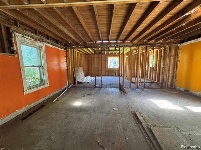 20860 Ridgemont Road, Harper Woods, MI 48225