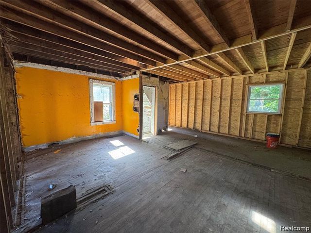 20860 Ridgemont Road, Harper Woods, MI 48225