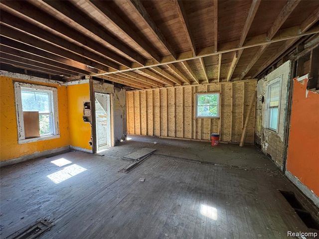 20860 Ridgemont Road, Harper Woods, MI 48225