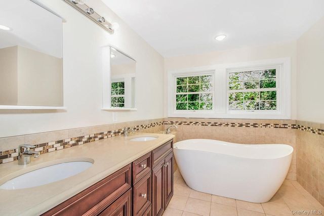18 Via Trenta Court, Yonkers, NY 10710