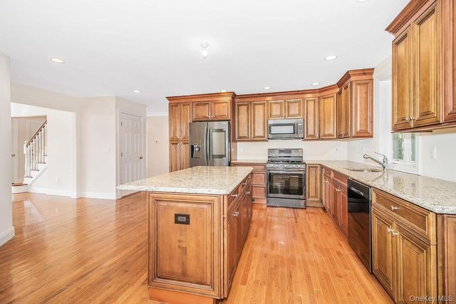 18 Via Trenta Court, Yonkers, NY 10710