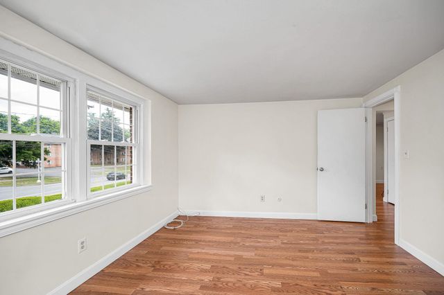 95 E Broadway Apt 10, Derry, NH 03038