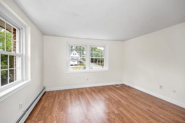 95 E Broadway Apt 10, Derry, NH 03038