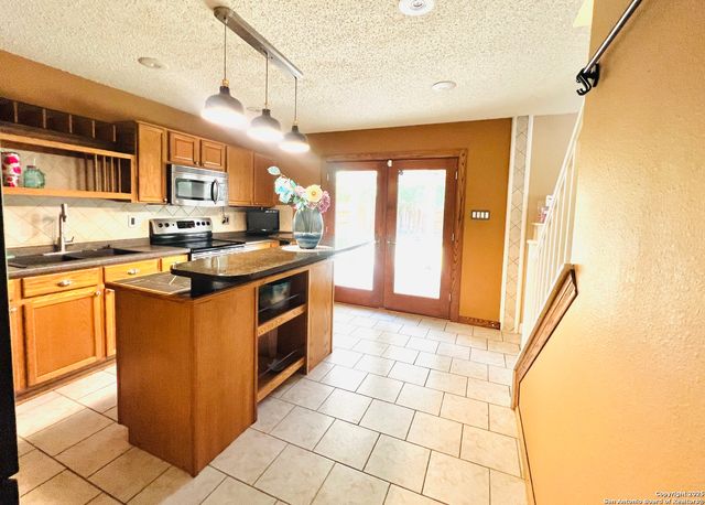 9208 Bowen, San Antonio, TX 78250
