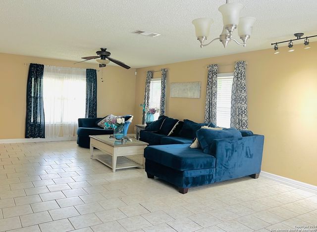 9208 Bowen, San Antonio, TX 78250