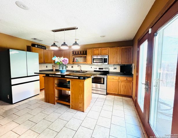 9208 Bowen, San Antonio, TX 78250