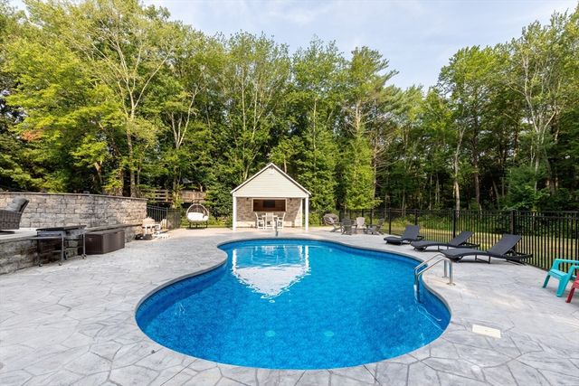 5 Debbie Ln, Freetown, MA 02702