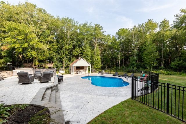 5 Debbie Ln, Freetown, MA 02702