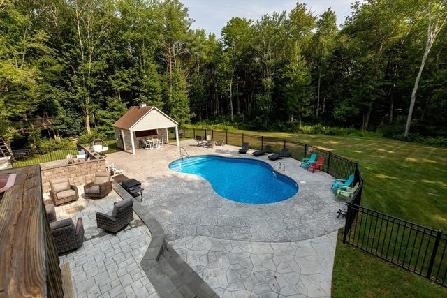 5 Debbie Ln, Freetown, MA 02702