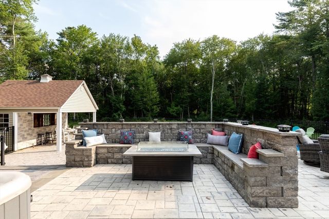 5 Debbie Ln, Freetown, MA 02702