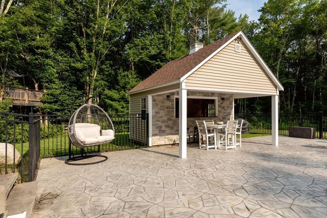 5 Debbie Ln, Freetown, MA 02702