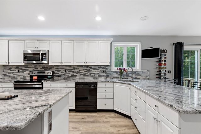 5 Debbie Ln, Freetown, MA 02702