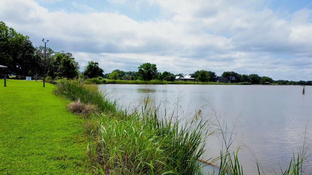118 Pony Trail, Angleton, TX 77515