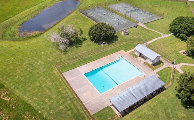 118 Pony Trail, Angleton, TX 77515