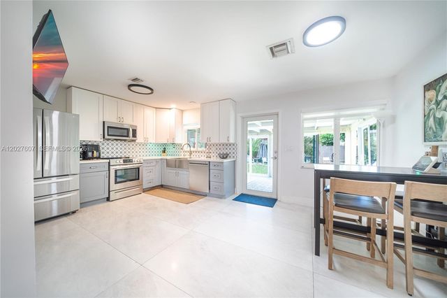1101 NE 5th St, Hallandale Beach, FL 33009