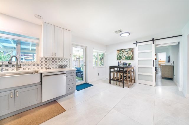 1101 NE 5th St, Hallandale Beach, FL 33009