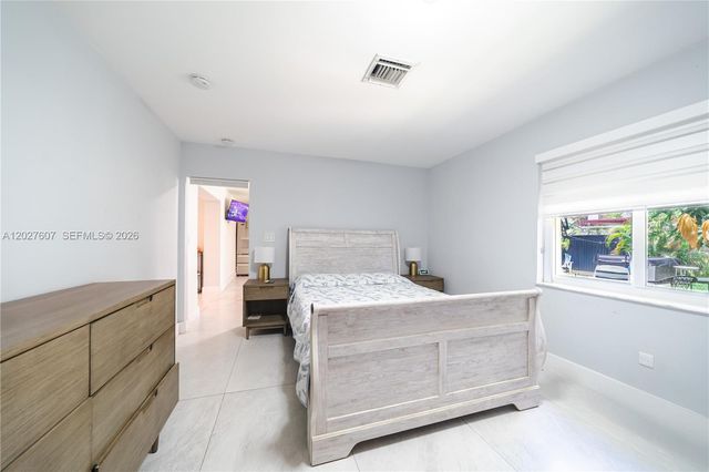 1101 NE 5th St, Hallandale Beach, FL 33009