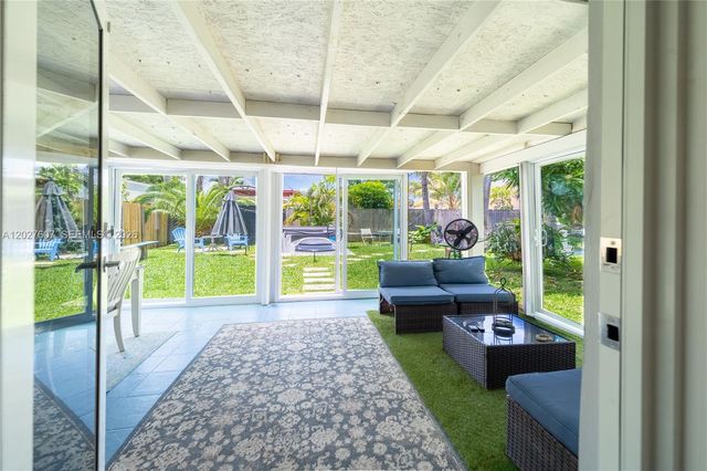 1101 NE 5th St, Hallandale Beach, FL 33009