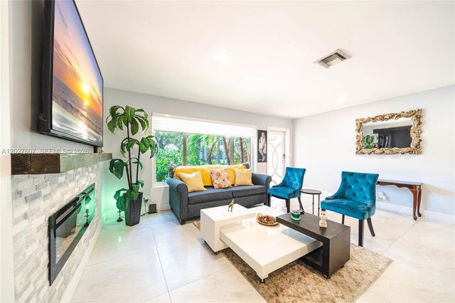 1101 NE 5th St, Hallandale Beach, FL 33009