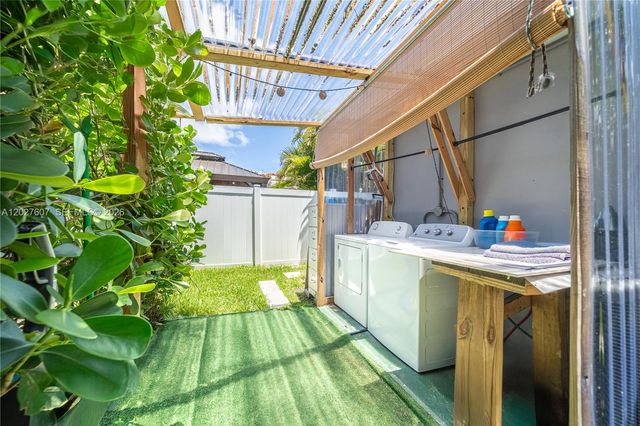 1101 NE 5th St, Hallandale Beach, FL 33009