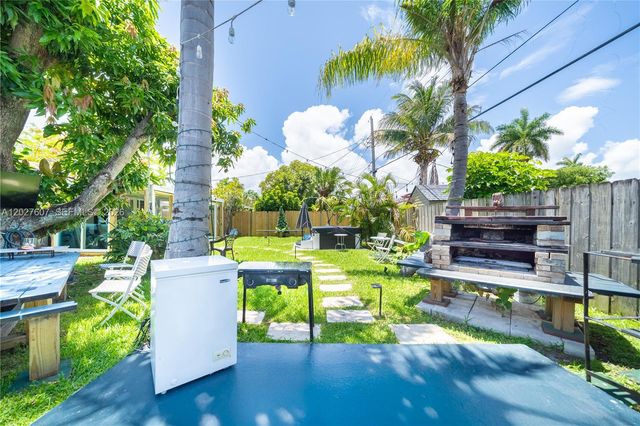 1101 NE 5th St, Hallandale Beach, FL 33009