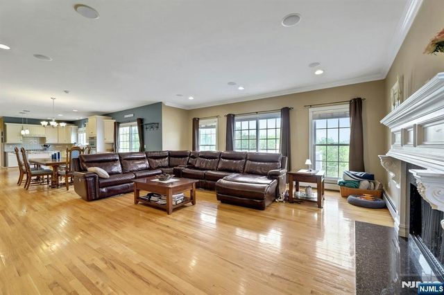 8 Buena Vista Drive, Ringwood, NJ 07456