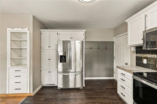 512 E Woods Street, Smithville, MO 64089