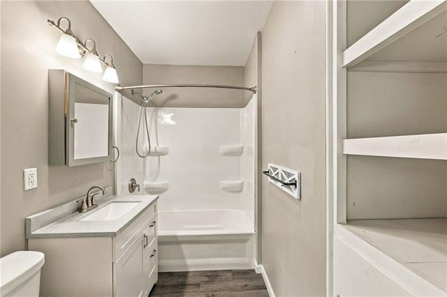 512 E Woods Street, Smithville, MO 64089