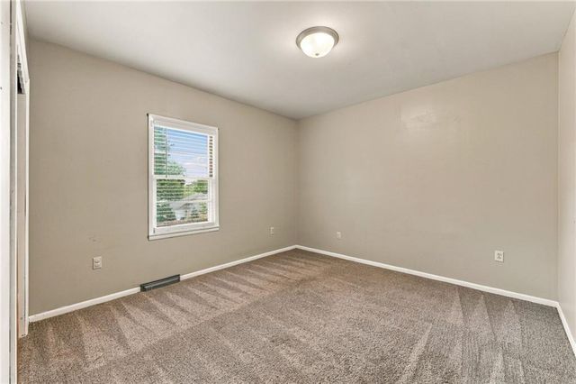 512 E Woods Street, Smithville, MO 64089