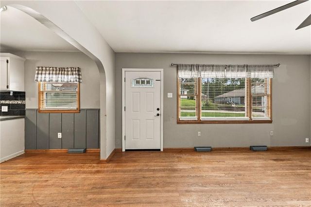 512 E Woods Street, Smithville, MO 64089