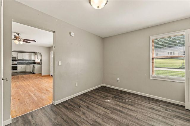 512 E Woods Street, Smithville, MO 64089