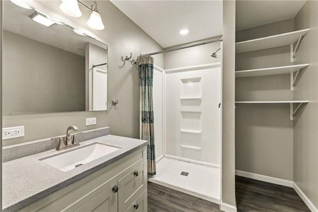 512 E Woods Street, Smithville, MO 64089